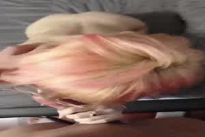 01年粉色可爱美少女，温柔的舔着我的肉棒，我问她_大吗_她说_大_好吃吗_好吃_  背景图片