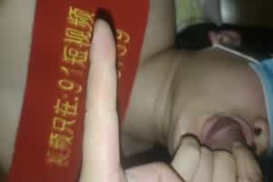 把邻居嫂子骗到床上，头伸出来给我口活  背景图片