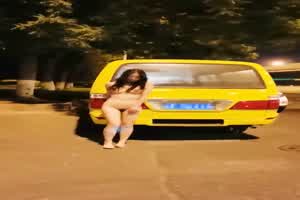 躲在车后一下  背景图片