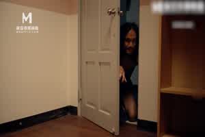 肉棒教训继母与阿姨 反被两女调教榨干精液  背景图片