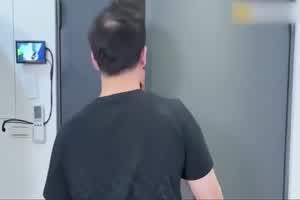 等一下，伱刚在卫生间做什么？跟兄弟偷窥后强迫进行5P  背景图片