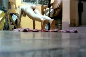 偷拍隔壁少妇全裸做瑜伽  背景图片