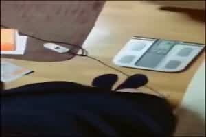 姐弟恋 漂亮姐姐口活不错，主动无套骑乘猛摇，自抠到喷水  背景图片