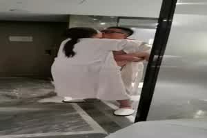 夫妻约四眼单男，蛮有力气的，从浴室抱着肏一直滚到床上，猛烈的绿帽气息！  背景图片