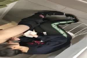 门事件 学生去化妆室口交  背景图片