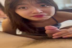 一脸真诚的含着鸡巴  背景图片