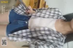 学生妹子用自拍杆在教室里诱惑自拍 真是前卫  背景图片