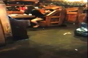 疯狂情侣在餐酒馆餐厅表演骑马 骚浪的模样完全被录下来  背景图片