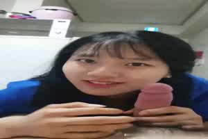 与高中学妹上演我的淫熊学院  背景图片