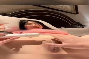 熟女OL美女就爱被玩自己的白虎鲍鱼  背景图片