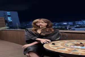 谁懂巨乳美人抽烟的酥点  背景图片