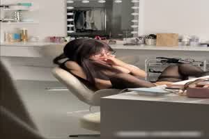 顶级反差露脸女神，化妆间发骚秒变母狗激情啪啪  背景图片