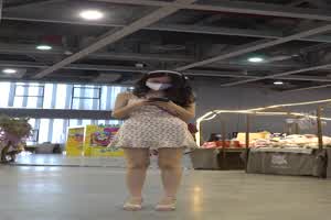 商场大神抄底多位颜值爆表的小姐姐，各种骚T透明内，长腿眼镜美女居然真空逛街，毛茸茸的私处清晰可见  背景图片