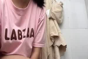 想和她一起洗澡！  背景图片