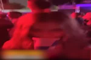 【全网独家】欧美留学生『林淑瑶』再爆后续！街头露天啪啪被曝光！  背景图片