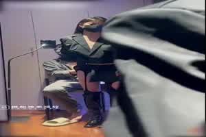 【小编推荐】小二先生 性感大长腿正妹对镜拍 狂打屁屁 上集  背景图片