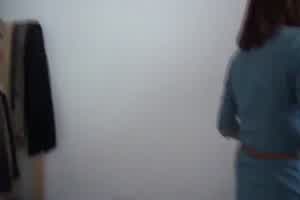 Malaysa交流社区话题高管婷婷计算机桌前被长屌男友后入猛操  背景图片