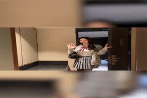 小逗逗❤️JK学妹上门被猥琐男调教_带上狗链 脱下内内 水晶假鸡吧插入  背景图片