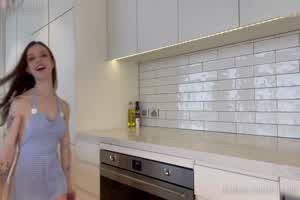 裸体围裙洋妞女友！给假阳具抽插小穴，这诱惑直接硬了  背景图片