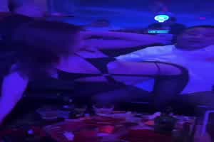 舞蹈系校花酒吧上班勾引中年大叔  背景图片