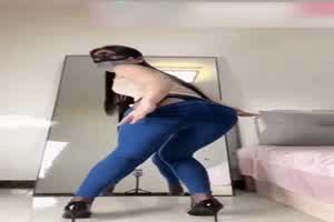 紧身牛仔裤 撕破黑丝 这个少妇太骚啦  背景图片