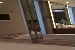 大叔和眼镜小萝莉妹妹，坐在浴缸边上，这姿势顶呱呱，‘爽不爽’，爽，‘贱不贱’，贱，女主真甜！  背景图片