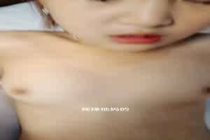 【极品嫩妹】调教06年嫩妹口爆毒龙舔脚趾，粉嫩奶头无毛穴被无套猛操，可惜了，这么年轻沦为母狗！  背景图片