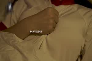 优等生的生理辅导：狼师催眠诱奸得逞！强制抽插！  背景图片