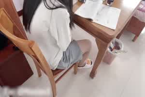 巨乳身材学妹〖小巨〗调教母狗学妹，正在做作业的软萌乖巧的小学妹被操的叫爸爸_超级反差婊  背景图片