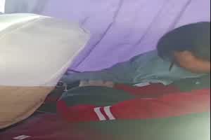 【高中生穿着校服就做爱合集】大巴车实录校服底下摸胸，口鸡巴，跟男友开放校服淫乱精选，学生那么开放？  背景图片