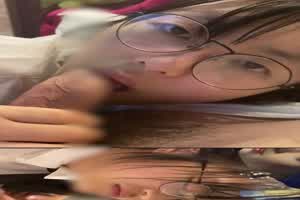 露脸白丝眼镜E奶反差罗莉续集，继续支持追更闯红灯模特  背景图片