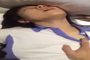 穿着校服的高中学生妹和我开房啪啪自拍_妹子一看就知道没啥性经验_最后还被颜射了  背景图片