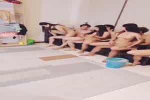 疯狂姐妹花激情群P啪啪，俄罗斯大转盘，转到谁前后一起爆操  背景图片