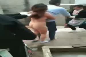 门事件，村里有人抓奸啦！人人喊打  背景图片