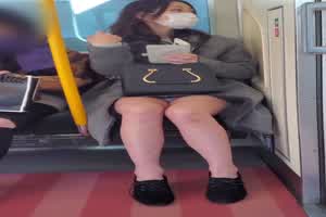 发现电车痴汉偷拍腿还张更开  背景图片