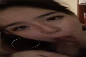 口射完被眼镜男打桩机高频爆操的骚样子  背景图片