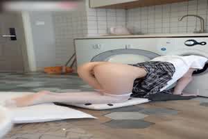 【蒙面女孩系列】冉冉学姐卡在烘干机被堂哥插逼 完整版  背景图片