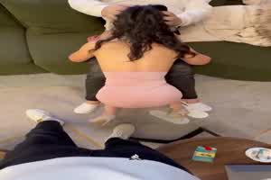 带淫妻找单男榜一大哥，淫妻把大哥精液都吃了  背景图片