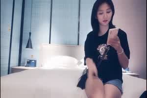 甜美的小姨子，天美可爱长相，有些害羞。  背景图片