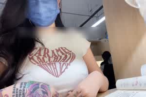 宿舍漏奶  背景图片