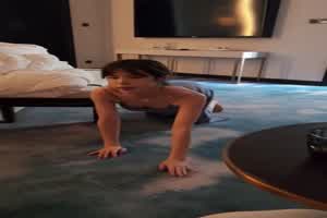 自购真实露脸反差系列-我见过最牛逼的高颜值母狗，用嘴巴灭烟，灭完还有说有笑的真够反差！  背景图片