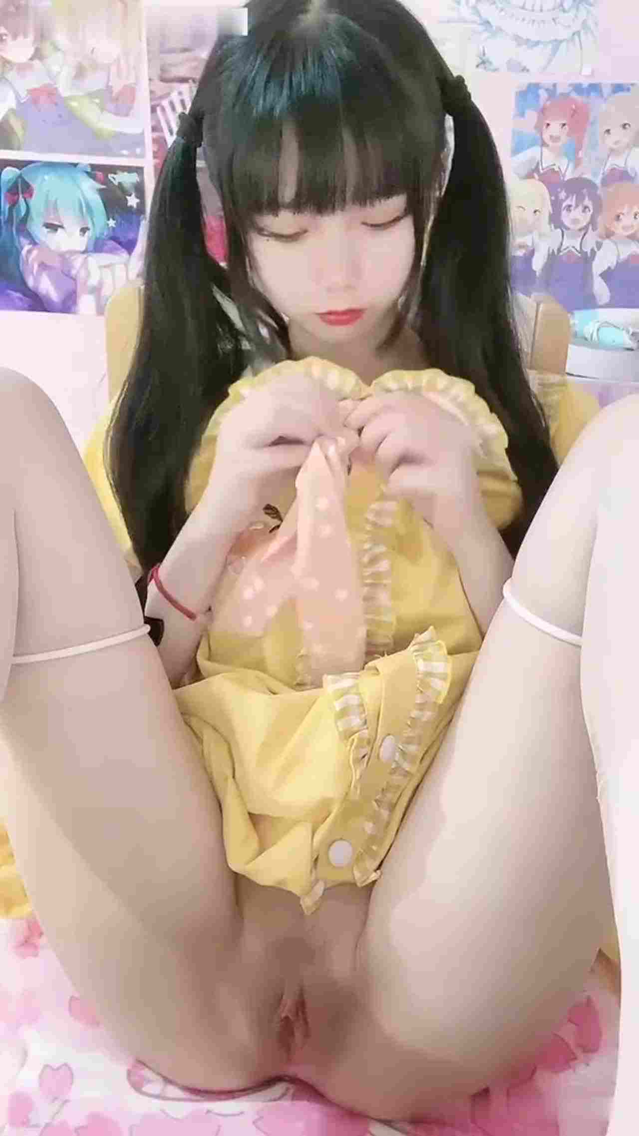  极品双马尾萝莉超白皙粉穴 的剧照4