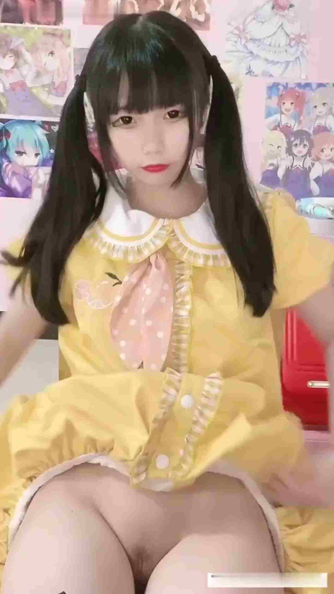  极品双马尾萝莉超白皙粉穴 的剧照5