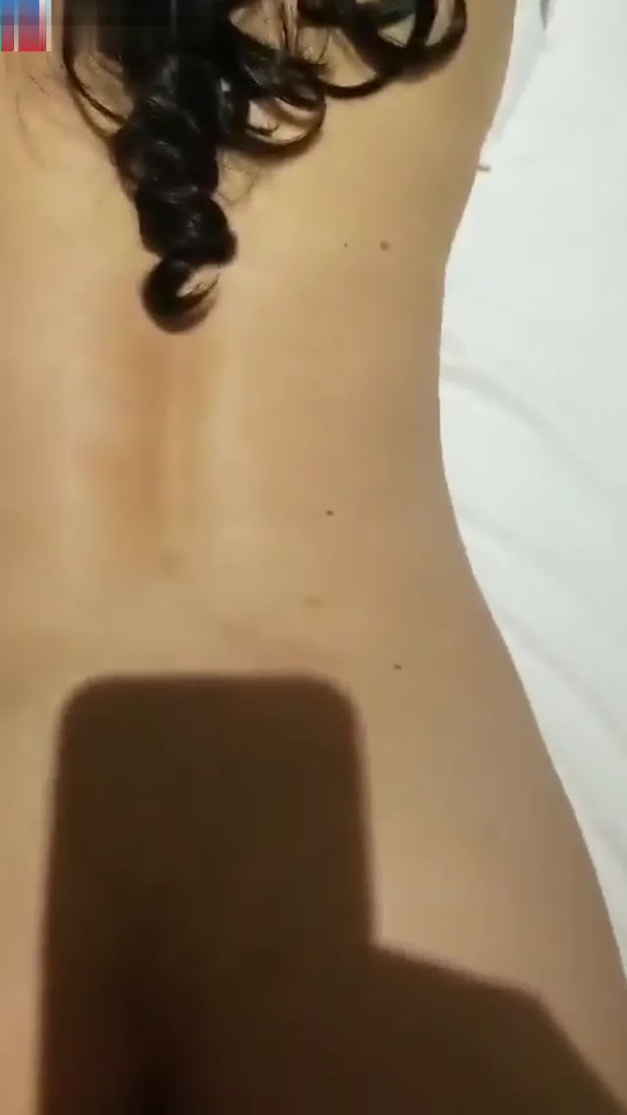  纹身四眼骚货让我狠狠干她 的剧照3