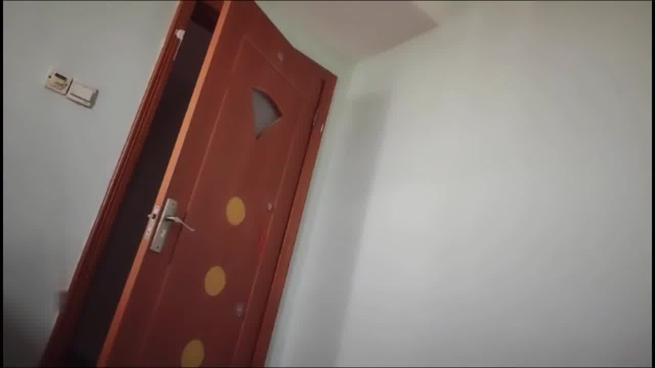  莞式一条龙服务，老哥比较挑食，选妃全过程，口交，毒龙，漫游，老哥怒操骚穴，怼的嗷嗷乱叫。 的剧照2