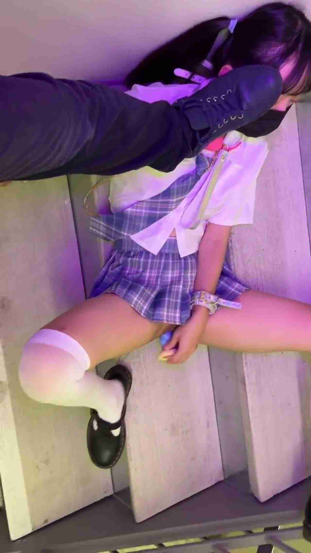  学生制服妹当母狗在楼梯间被我喷了一身都是 的剧照1