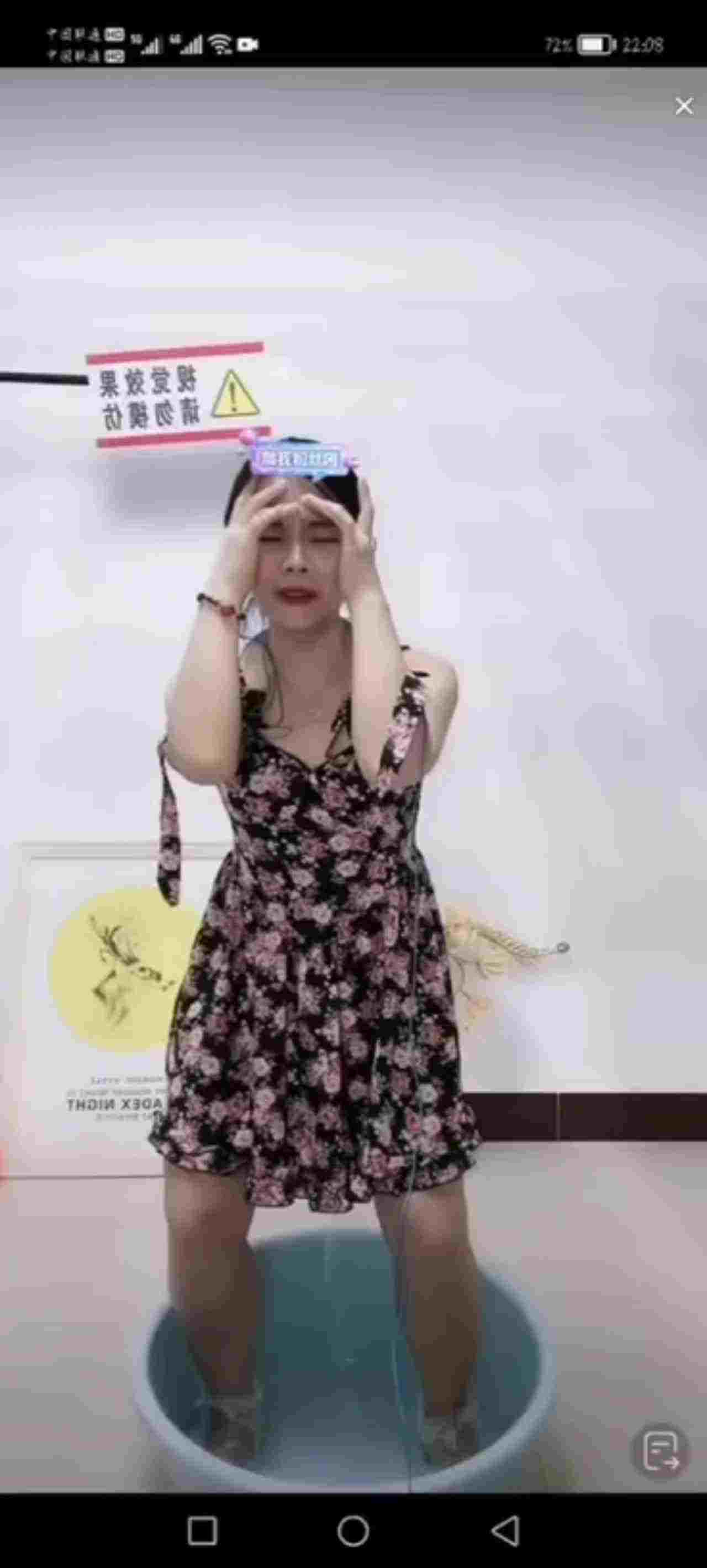  抖音快手走光系列-少妇放尿 的剧照9