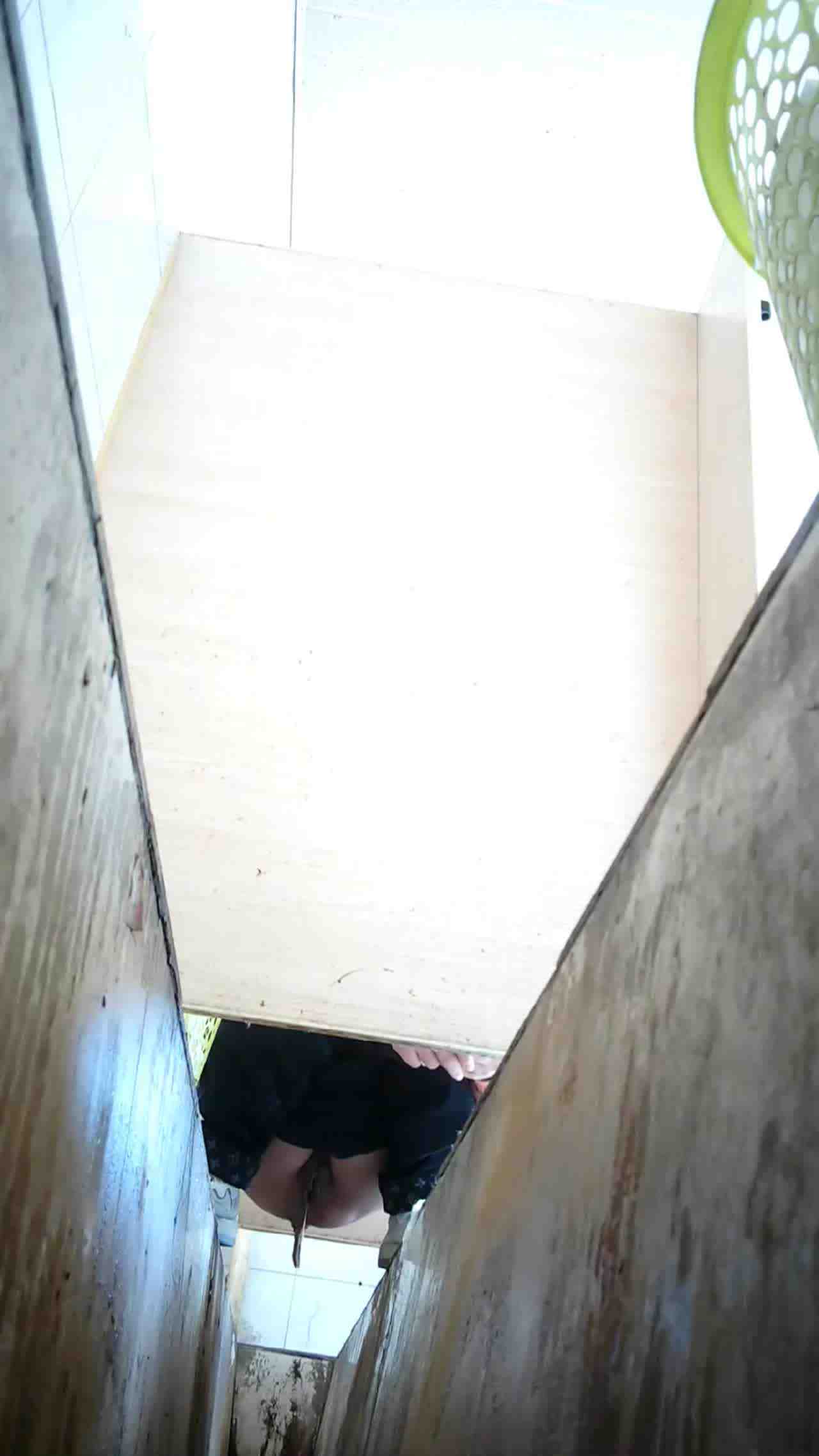  食品厂沟厕偷拍单位熟女会计保养的还不错的大肥鲍 的剧照9