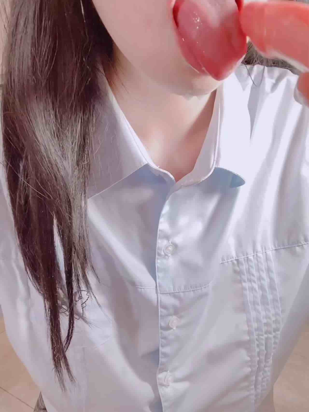  原创 学妹吃假鸡巴到口水直流 的剧照3