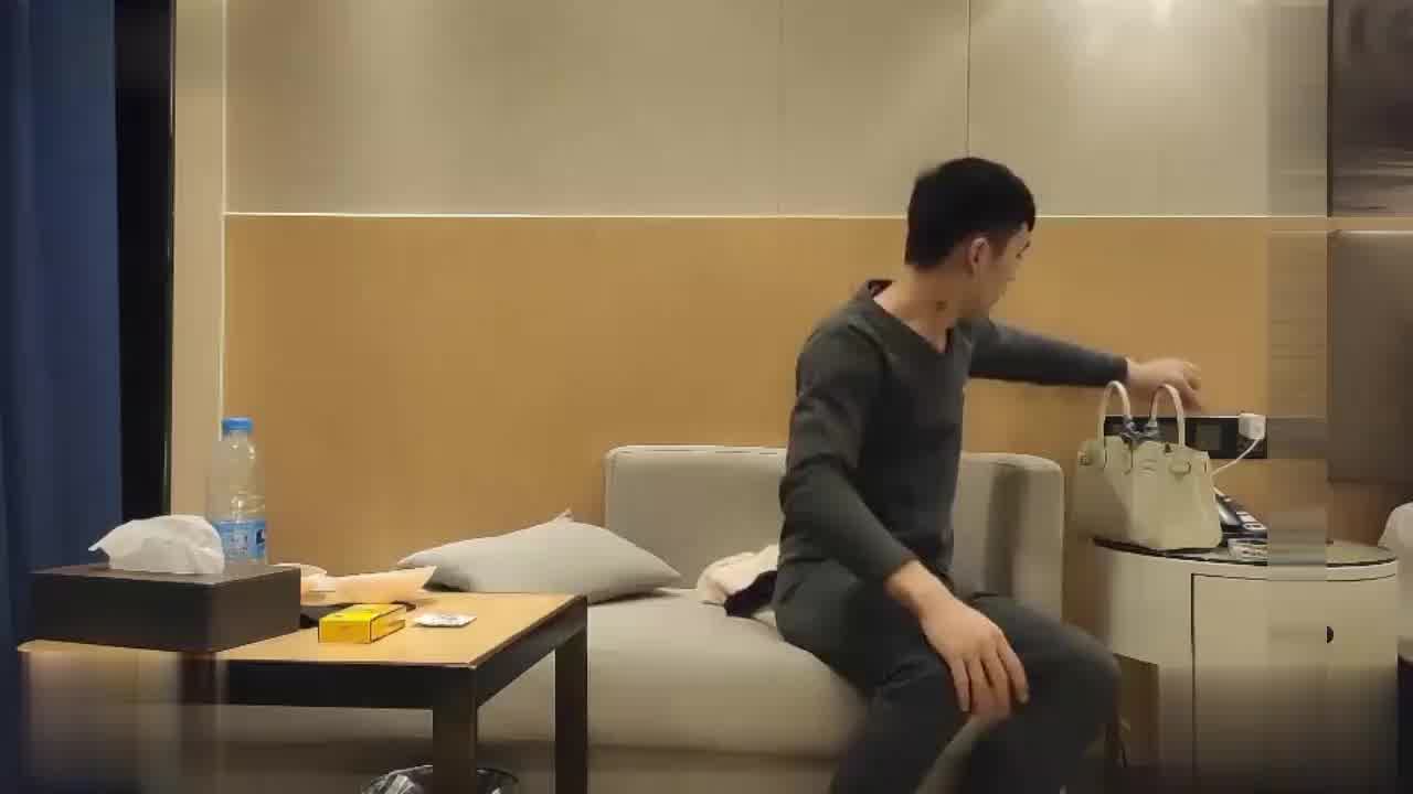  探花大神翻车 操到一半被小姐姐发现正在偷拍 结果说服了小姐继续干!_ 的剧照6